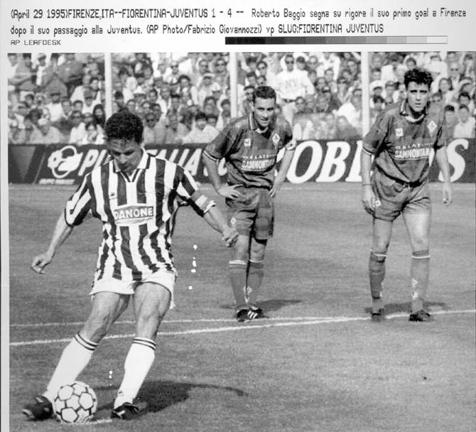 Baggio segna il suo primo gol su rigore a Firenze dopo il passaggio alla Juventus, 29 aprile 1995 (Ap)